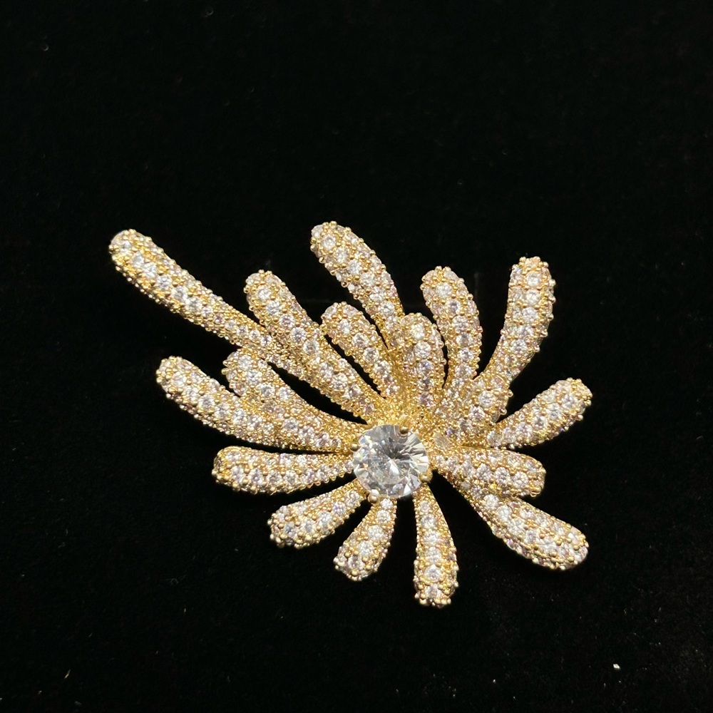 Coral Shaped Gold Crystal Brooch